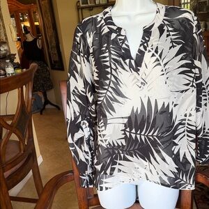 Black & White Palm-Print V-Neck Blouse